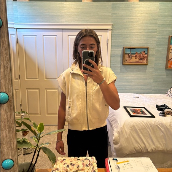 We the Free women’s cream colored sleeveless jacket - Picture 2 of 6